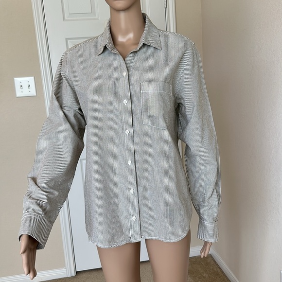 Universal Thread women’s Black and White Pinstripe Button Down Shirt - Picture 2 of 13